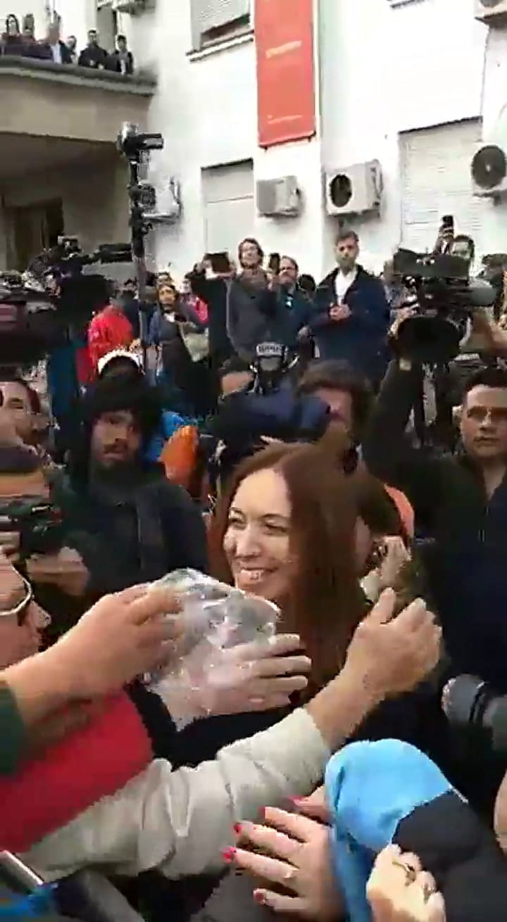 María Eugenia Vidal saludando a la multitud - Fuente: Twitter