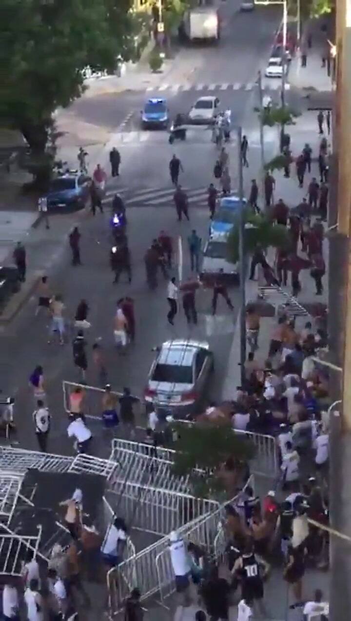 Violento enfrentamiento entre policías e hinchas de All Boys - Fuente: Twitter