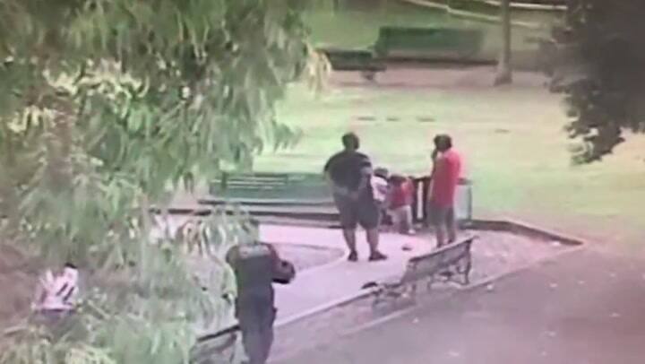 El momento de la detención de la mujer que se llevó a un menor de una colonia en Caballito