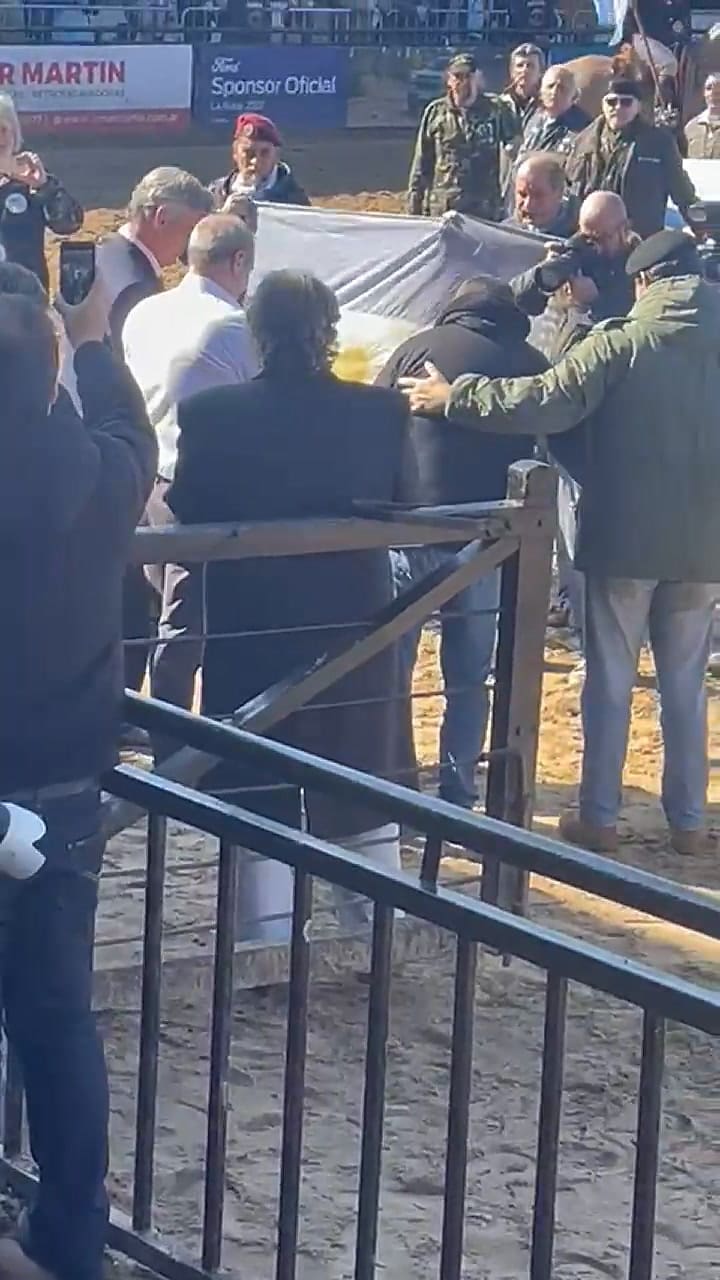 El momento en que se arroja turba de Malvinas a la pista central