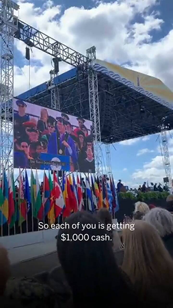 Rob Hale da un increíble regalo a los graduados de Boston