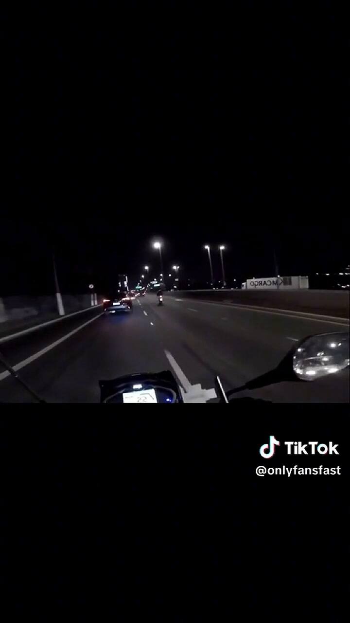 El impactante robo que sufrió un motociclista en pleno movimiento