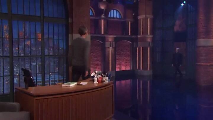 Hernán Díaz habla de 'Trust' durante una entrevista en Late Night with Seth Meyers