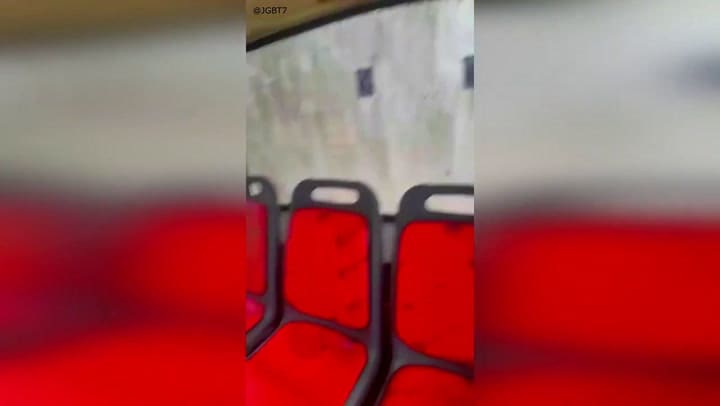 Violencia desmedida: un colectivo sacó un cuchillo en medio de una pelea con un pasajero