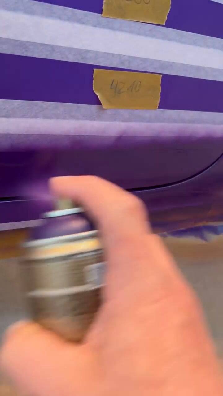 La pintada al auto con la cara de Maluma. FUENTE: @ReneTurrek