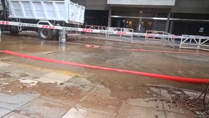 Anegamientos en Las Cañitas desde esta mañana por la rotura de un caño de agua