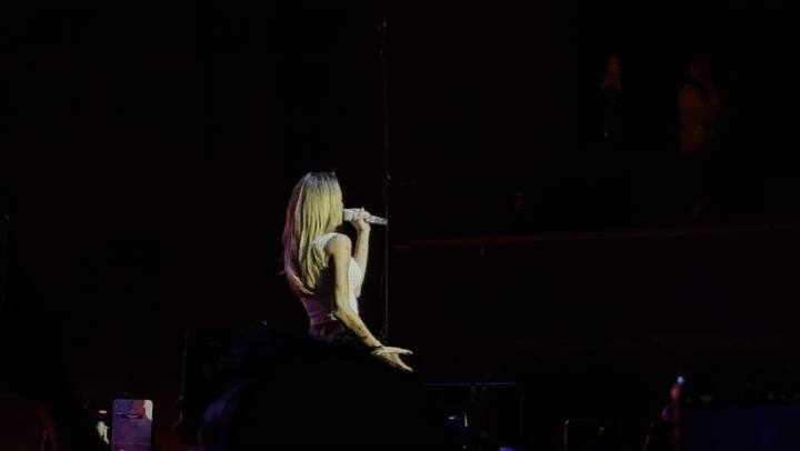 Tini cantó Cupido en el show de Jonas Brothers