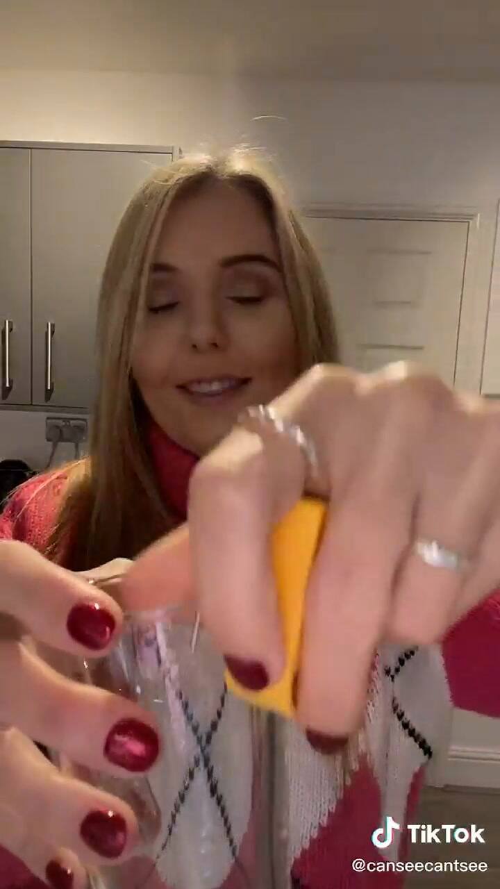 Claire le enseñó a sus seguidores cómo hace para servir un vaso siendo no vidente