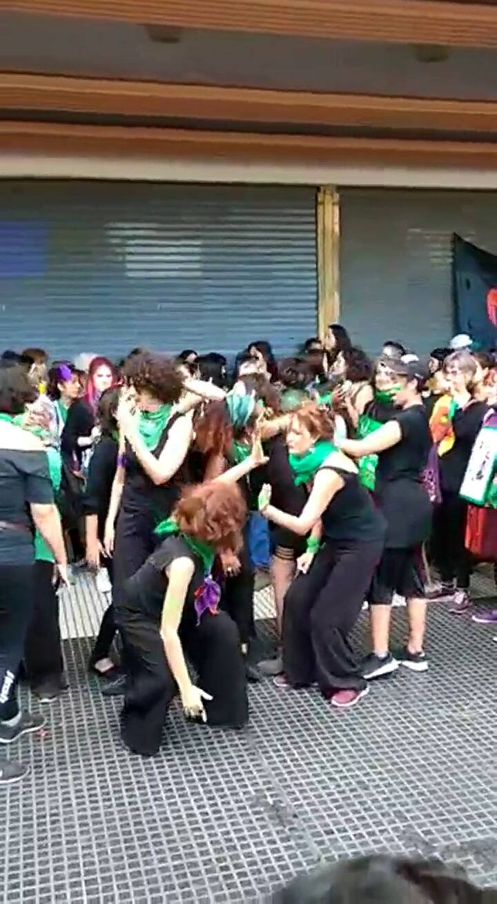 Sobre Av. De Mayo grupos de mujeres realizan performances artísticas