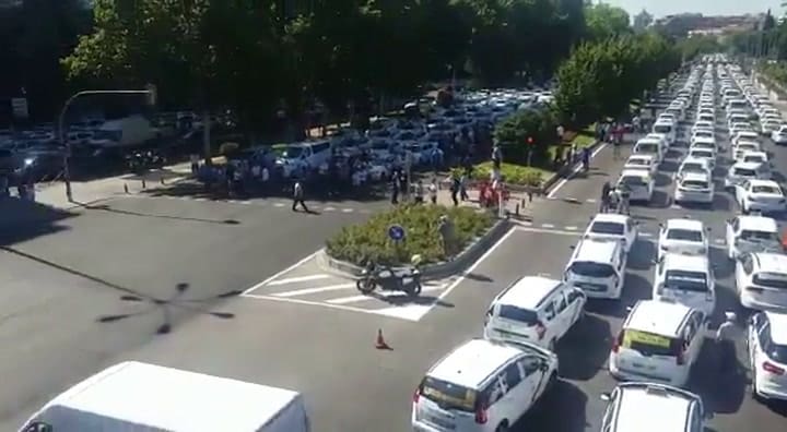 Taxis cortan el Paseo de la Castellana en Madrid en rechazo a Cabify y Uber - Fuente: Twitter
