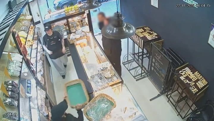 Una cámara de seguridad capto a los delincuentes en una panadería tras el robo