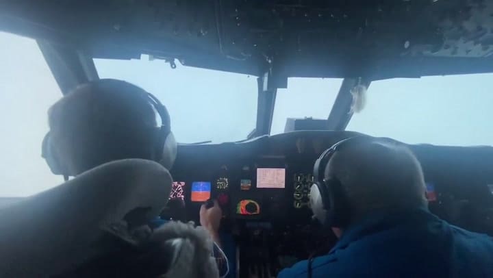 Graban mientras vuelan por el ojo del huracán Ida