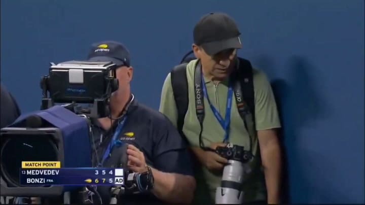 Medvedev se salió de control en el US Open luego de que un fotógrafo interrumpiera el partido y se repitiera el primer servicio para Bonzi