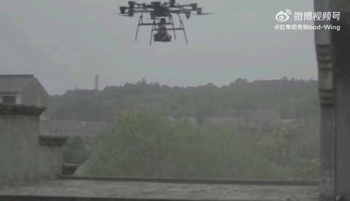 Un dron de Kestrel Defense transporta un perro robot artillado