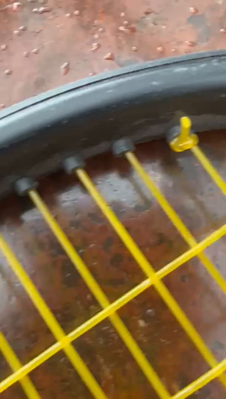 el detalle de la raqueta de Gaudio en Roland Garros 2004