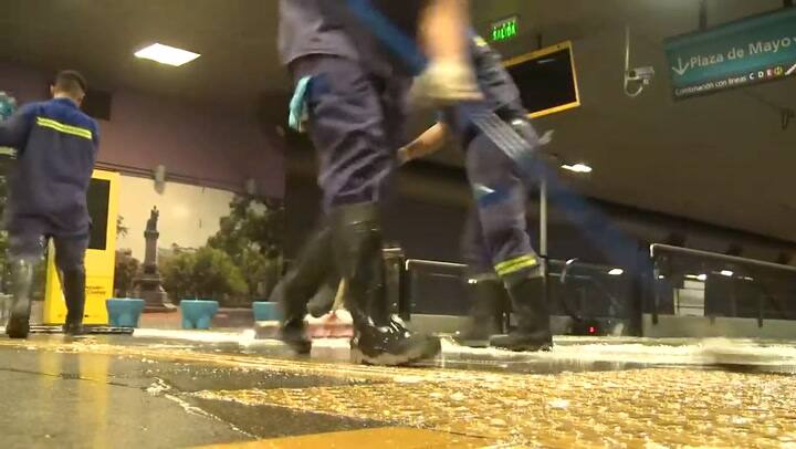 Así se limpia el subte para evitar la propagación del coronavirus