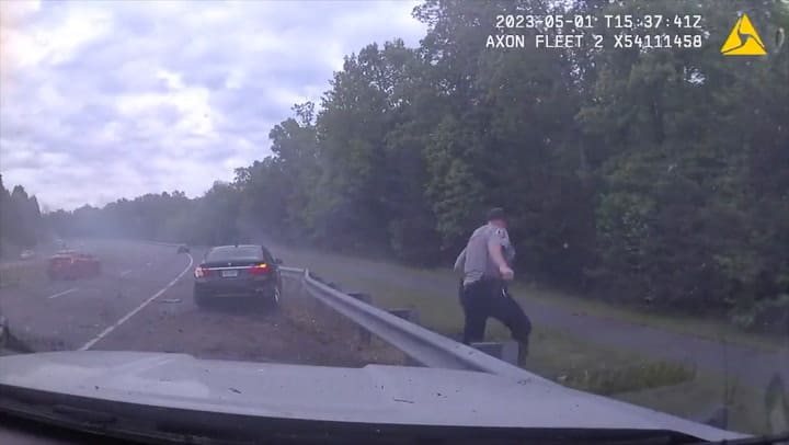 Un policía de Virginia se salvó de ser atropellado por un auto a 120 km/h durante un control