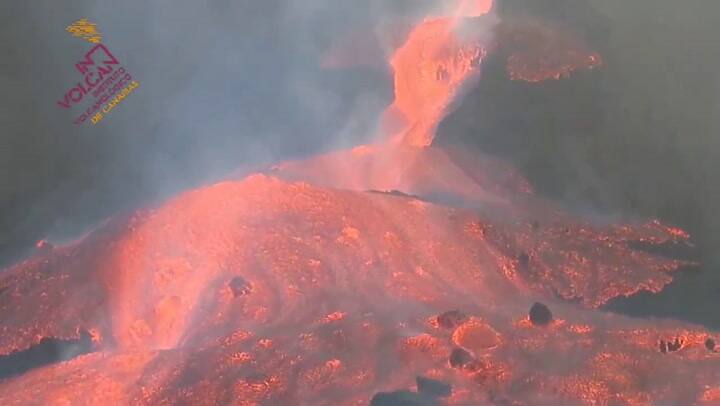El volcán de La Palma recupera ímpetu y la lava desborda el cono principal
