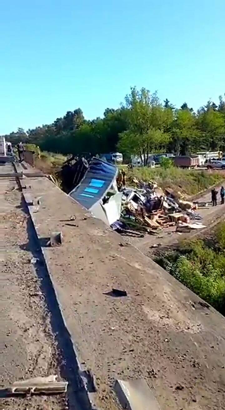 Un chofer murió tras despistar y caer con su camión desde un puente