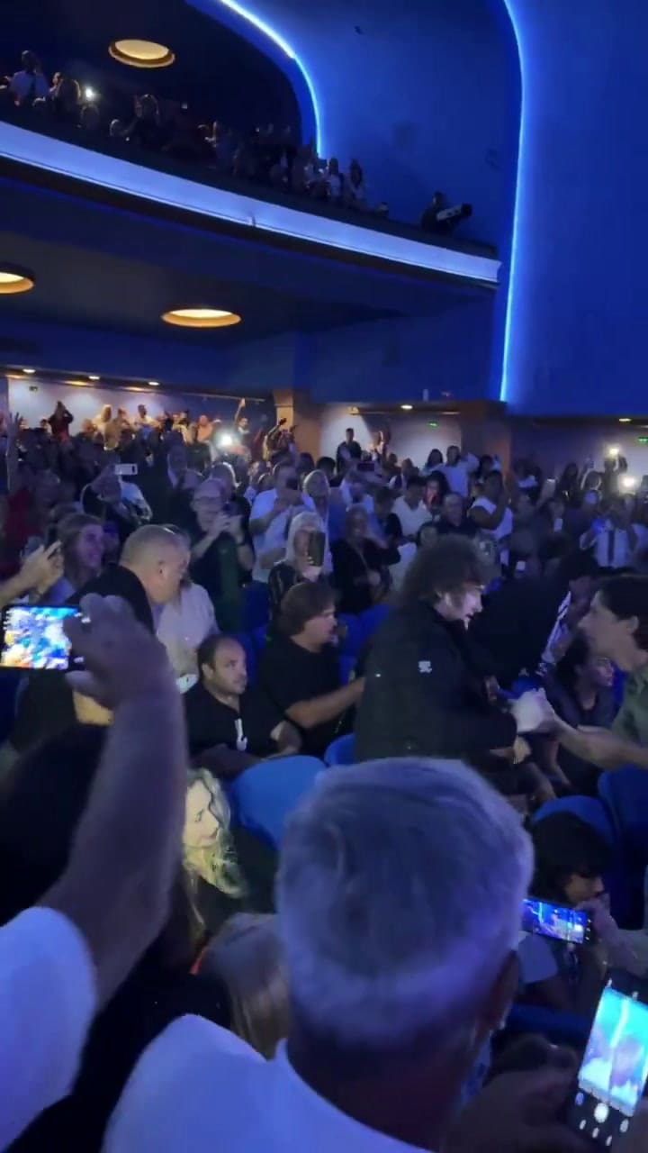 Milei saludó a los presentes en el show de Fátima Florez