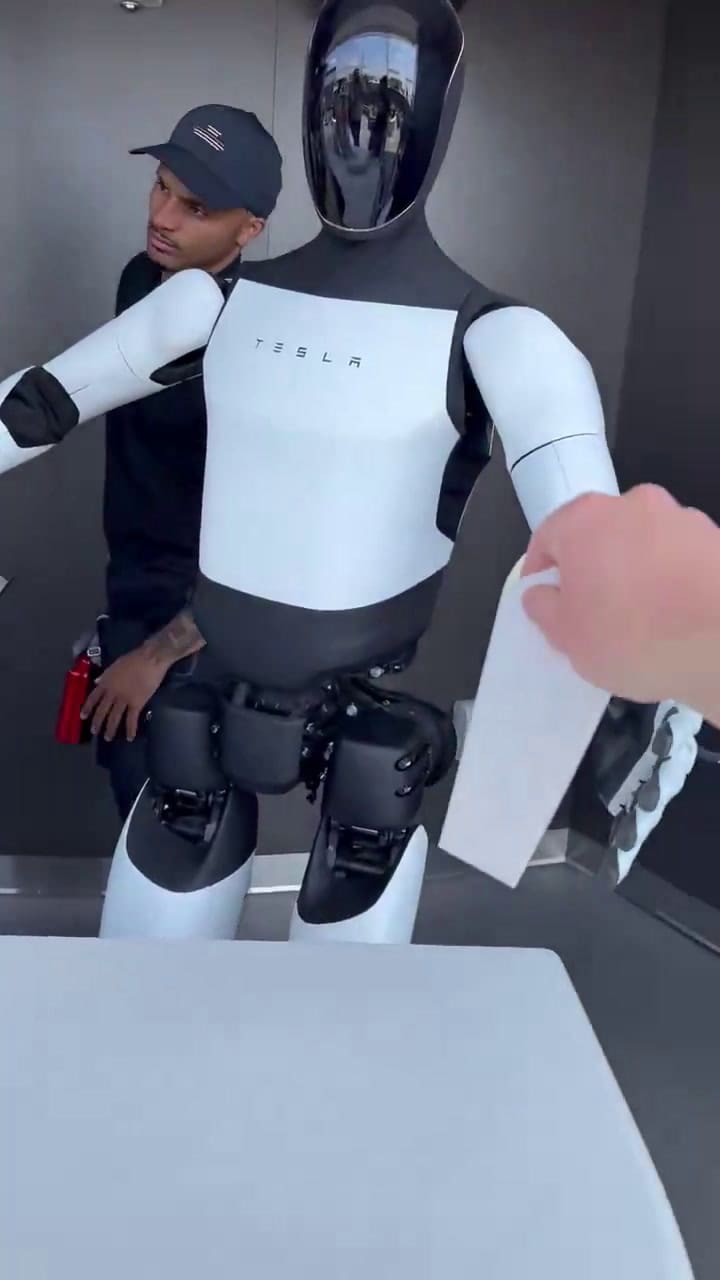 Robot Optimus sirve palomitas en el restaurante Tesla Diner en Los Ángeles, California