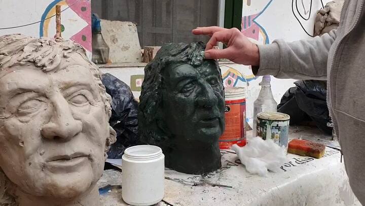 La escultura para el Trinche Carlovich, el mito del fútbol argentino