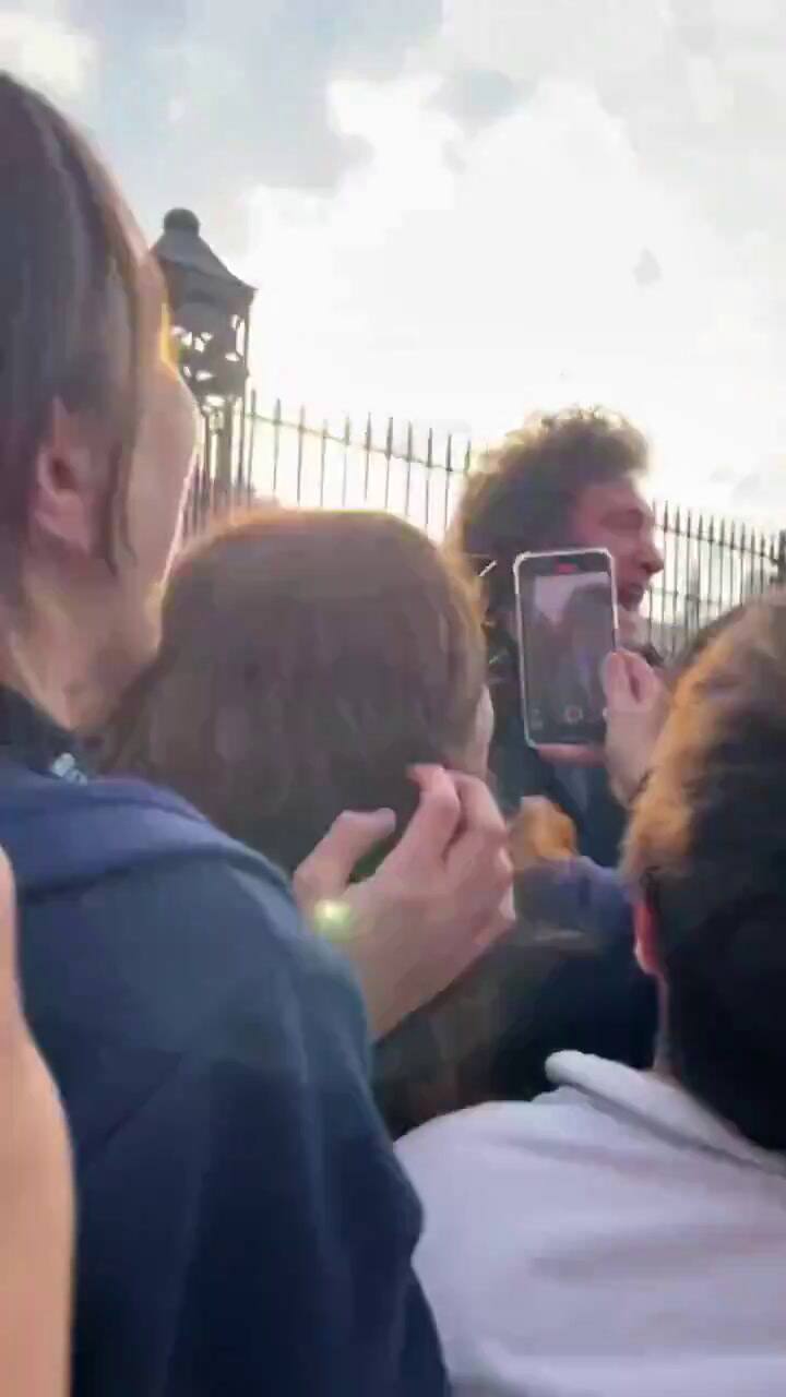 Milei hace pogo con estudiantes