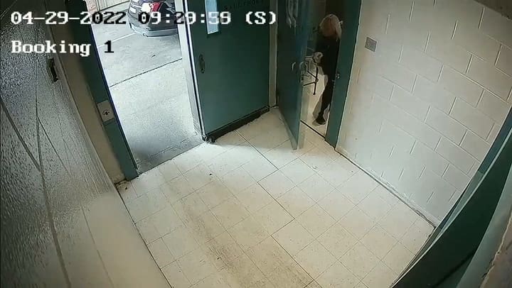 El momento en el que la agente penitenciara escapa junto a un preso de un penal en EE.UU.