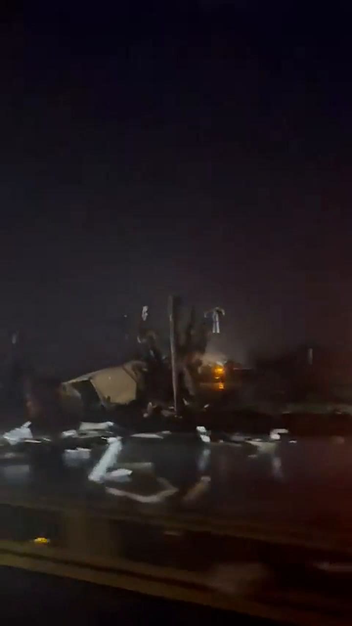 El tornado dejó 24 muertos, cuatro desaparecidos y decenas de heridos