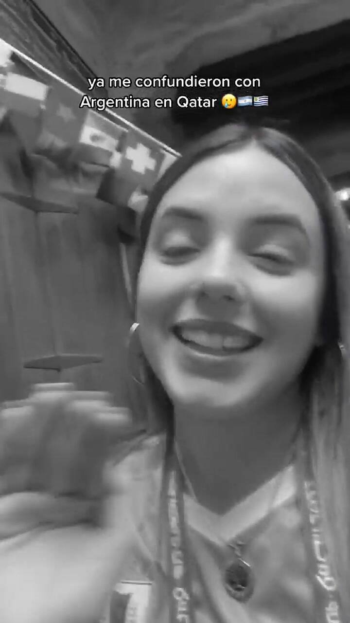 Una fanática uruguaya fue confundida en Qatar