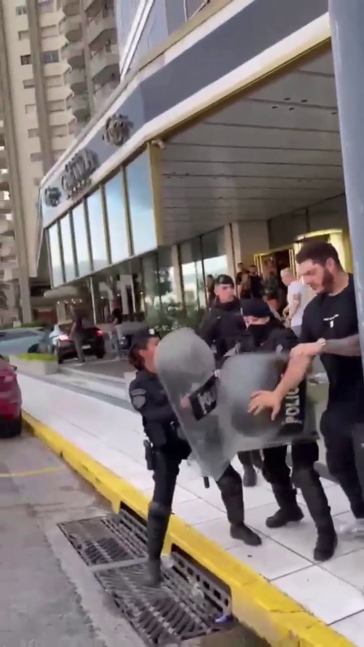 GIF Un influencer denunció abuso policial en Mar del Plata