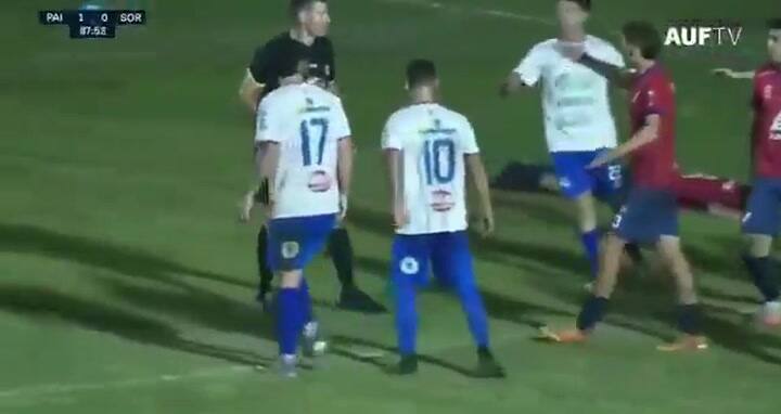 Discutió con un futbolista del equipo rival por una falta y lo noqueó de una trompada