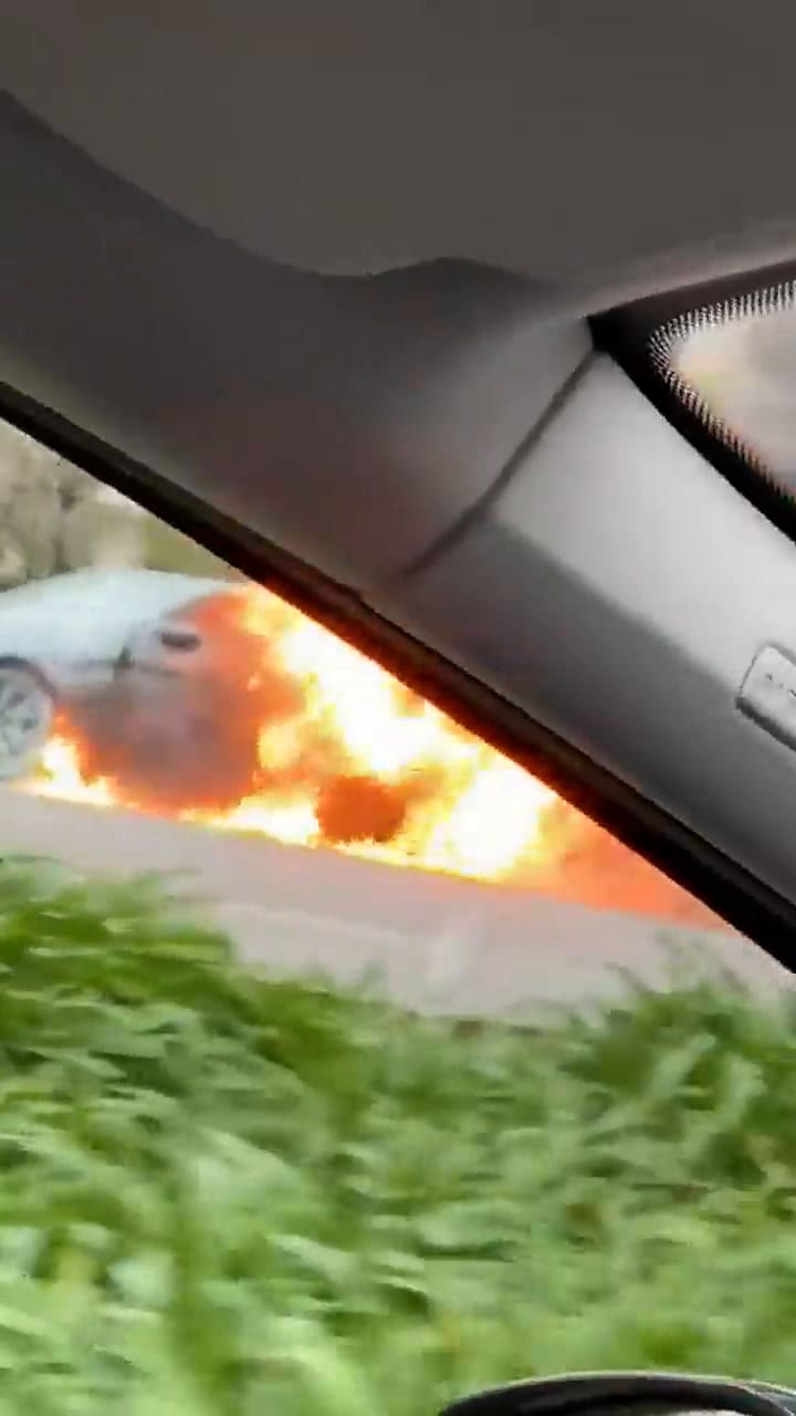 Ciudad: un auto de lujo se incendió en plena Avenida 9 de Julio