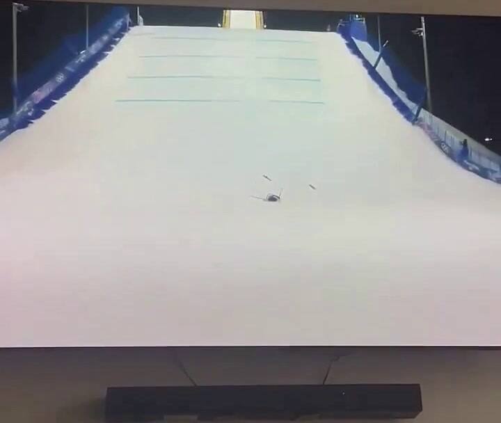 Conmoción en los JJ.OO.: un esquiador se golpeó la cabeza durante un salto, quedó inconsciente y fue retirado en camilla