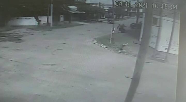 el momento en que dos de los sospechosos son captados por dos cámaras de seguridad en Moreno