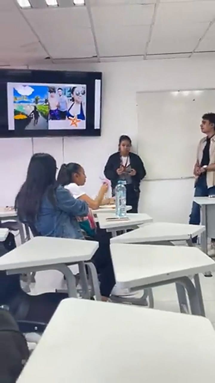 Un joven expuso a su compañera