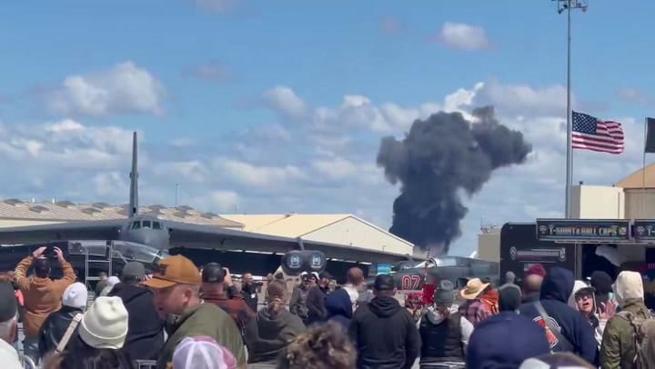 El momento en que dos aviones de combate chocan durante un show aéreo en Estados Unidos