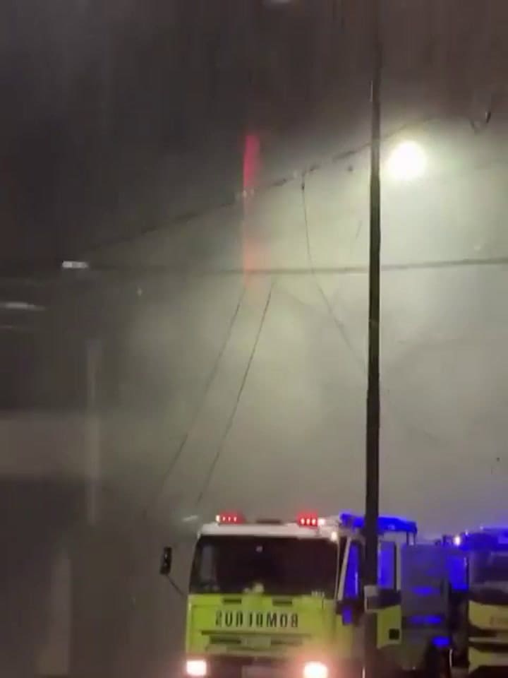Incendio y derrumbe en un depósito de La Plata: colapsó el frente del edificio