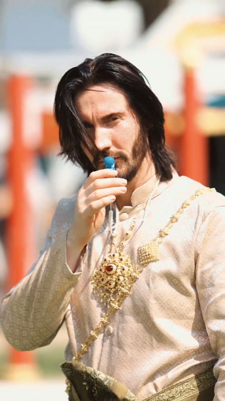 Un hombre se hace pasar por Keanu Reeves y enloquece a Tailandia: vende comida en un puesto en la calle