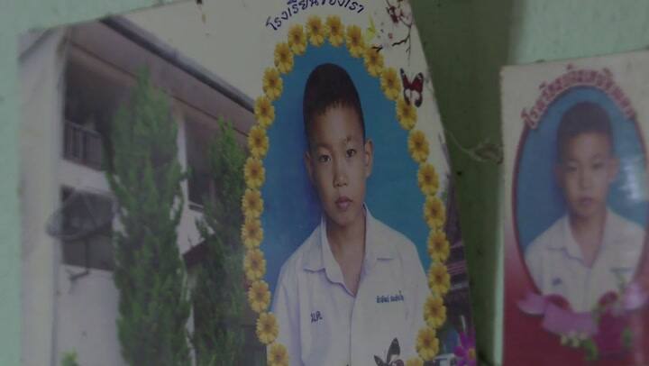 Esperan a atrapado en cueva de Tailandia con tarta de cumpleaños - Fuente: AFP