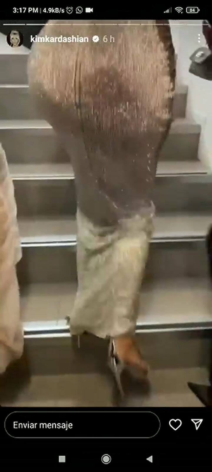 Kim Kardashian utilizó un vestido ajustado y esto fue lo que hizo para caminar