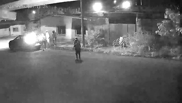 Ecuador: olvidaron llanzar una granada durante un robo y les explotó dentro del auto