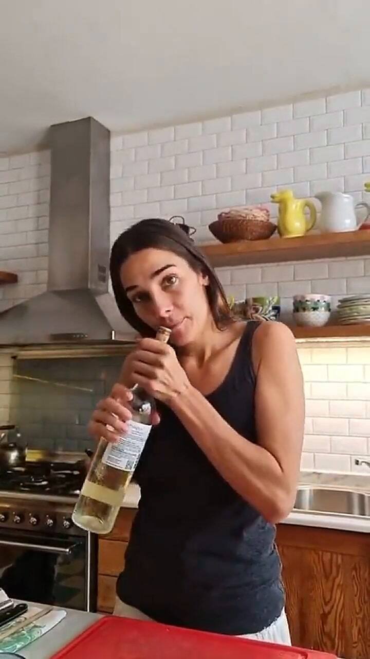 La peculiar forma con la que Juana Viale 'descorcha' un vino. - Fuente: Tik Tok