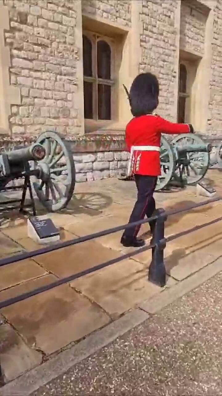 El niño se asustó al ver al Guardia Real