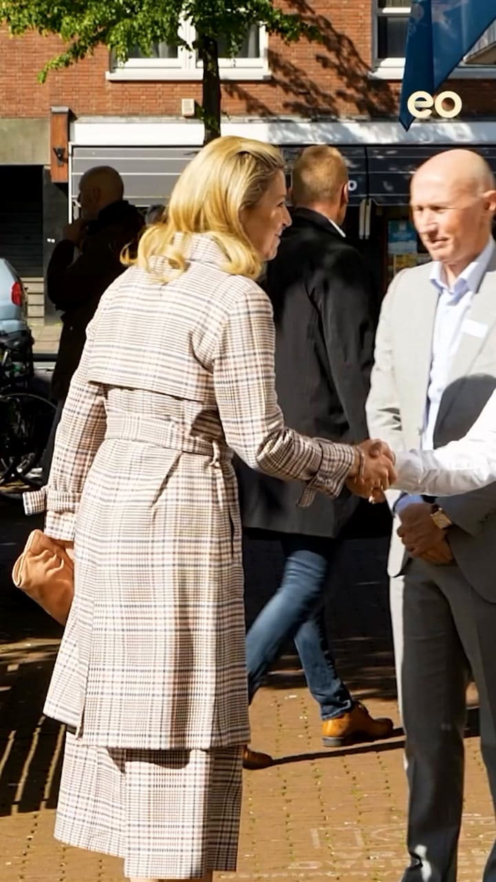 Koningin Máxima Bracht Dinsdagochtend Een Bezoek Aan Het Vadercentrum Adam In Den Haag. Het Vadercentrum Was ééN Van De Winnaars Van Een Appeltje Van Oranje. Deze Prijs Wordt Uitgereikt Aan Sociale Initiatieven