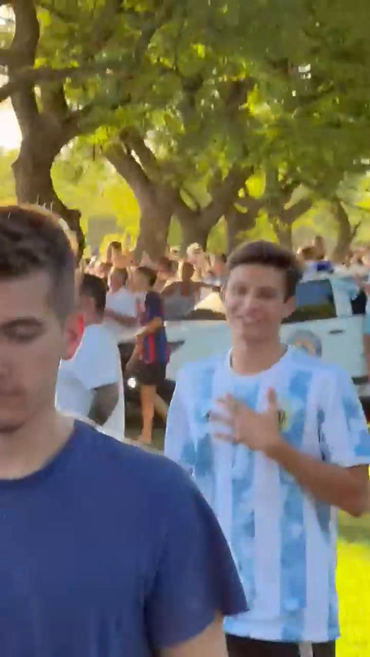 Messi y Di María llegan a su casa en Rosario