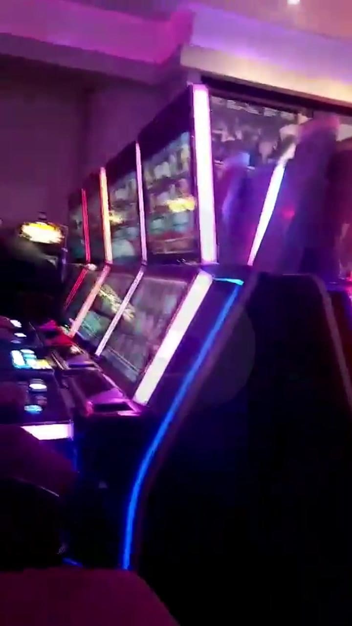 Una mujer murió en un bingo de Mar del Plata y la gente siguió jugando al lado del cadáver