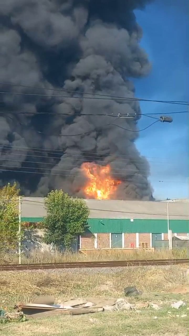 Se incendia una fábrica en Francisco Álvarez, Moreno