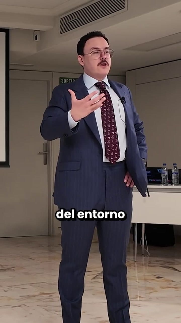 Qué significa que una persona coloque las manos en su cintura al hablar