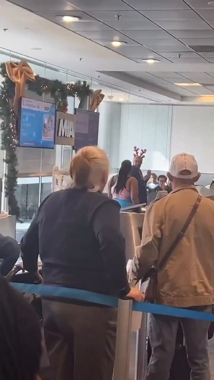 Mujer enfurece en el Aeropuerto de Miami y causa destrozos